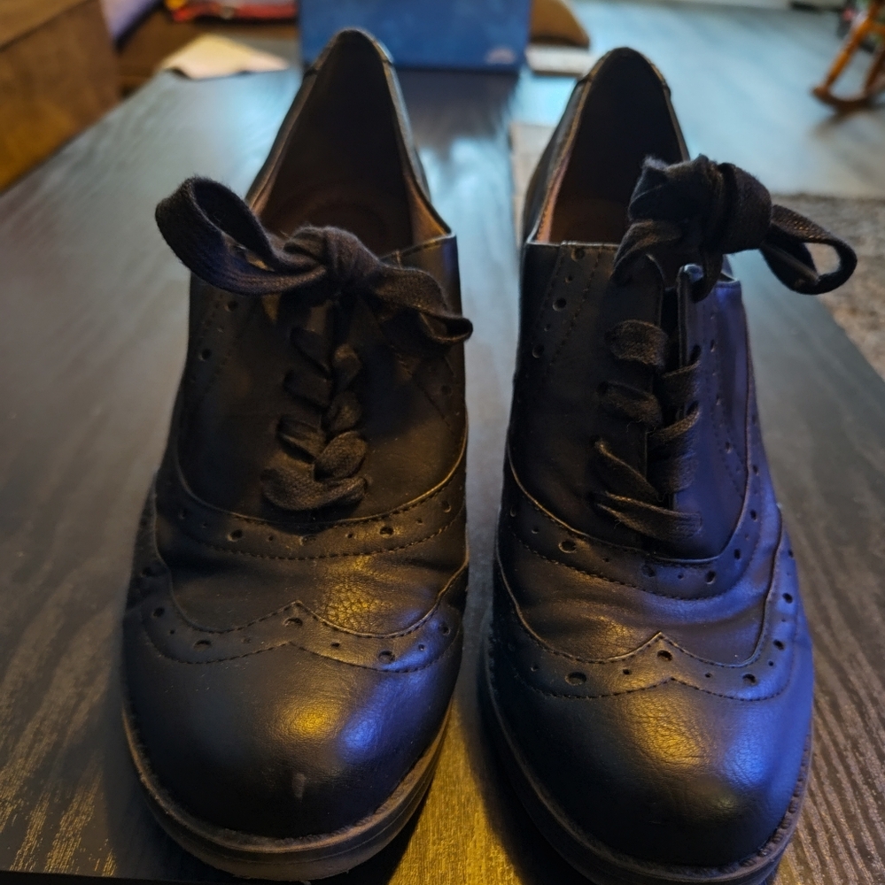 Naturalizer Black Oxford Shoes with Polished Finish